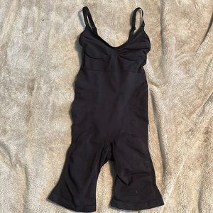 Skims onyx mid thigh sculpting suit Large/XL